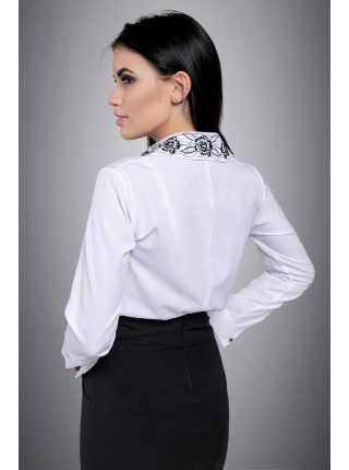 Белая блузка с вышивкой